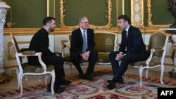 Украинскиот претседател Володимир Зеленски, британскиот премиер Кир Стармер и францускиот претседател Емануел Макрон одржаа средба за време на самитот во Ланкастер Хаус, Лондон 2 март 2025