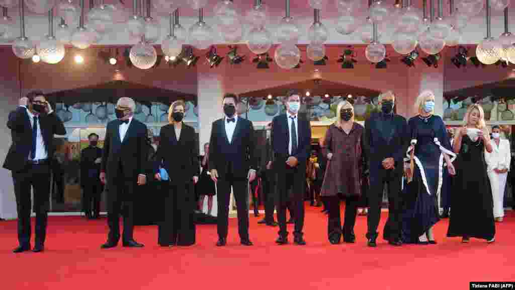 Članovi žirija 77. Venecija film festivala: (s lijeva) italijanski pisac Nicola Lagioia, predsjednik Bijenala u Veneciji, Roberto Cicutto, član žirija, britanski reditelj Joanna Hogg, član žirija, američki glumac Matt Dillon, član žirija, njemački reditelj Christian Petzold, član žirija, austrijska rediteljka Veronika Franz, direktor Venecija film festivala, Alberto Barbera, predsjednica žirija, američko-australijska glumica Cate Blanchett i članica žirija, francuska glumica Ludivine Sagnier, 2. septembar, 2020. 