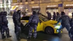 ОМОН вытащил таксиста из машины ОМОН вытащил таксиста из машины