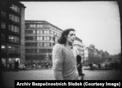 ხრომადკოვას საქმიანობის ანგარიში მისი ტანსაცმლის დეტალურ აღწერასაც მოიცავს. 1984 წლის 5 იანვარს აგენტი წერს: „მას მოთეთრო ბეწვის ქუდი ეხურა, მუქი ყავისფერი პალტო, მწვანე შარვალი და თეთრი სპორტული ფეხსაცმელები ეცვა. გრძელი შავი შარფი ყელზე ჰქონდა შემოხვეული“.