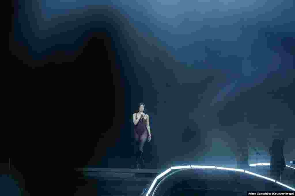 Dua Lipa je albanskog porijekla, jer su joj oboje roditelja s Kosova, ali je ona rođena u Velikoj Britaniji.