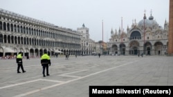 Policajci patroliraju na trgu Sv. Marka u Veneciji, 10. mart, 2020. 
