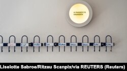 Prazni čiviluci u školi u danskom gradu Gladsaxe pred prvi radni dan nakon početka restrikcija usled pandemije korona virusa