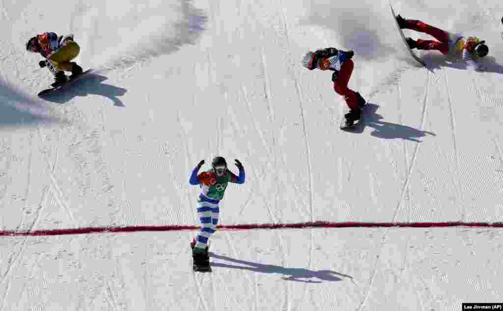 Сноубординг. Зліва направо: бронзова медалістка Ева Самкова з Чехії, золота медалістка Мікела Мойолі з Італії, срібна медалістка Де Соуза Мебіль Жюлі Перейра з Франції та Хлоя Треспо з Франції минають фінішну пряму під час жіночого фіналу зі сноубордингу у «Фенікс-парку»