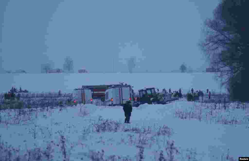 Екстрені служби працюють на місці катастрофи. Також на місце аварії прибули члени комісії з розслідування авіакатастрофи з Ан-148 Міждержавного авіаційного комітету 