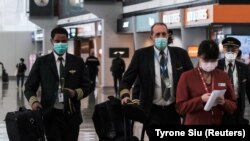 Putnici nose maske na aerodromu u Hong Kongu, Kina, 5. mart