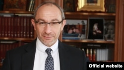 Геннадій Кернес: А тут приїхав цирк «шапіто» і вони кажуть, що є інцидент. І ми поставили транспорт таким чином, щоб забезпечити безпеку людям