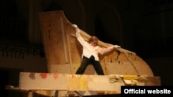 Сцена из спектакля "Шостакович" театра «Школа драматического искусства»