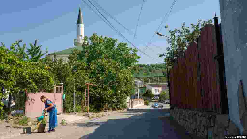 На Поштовому провулку. Всього в селі Ізобільне – 10 провулків та 13 вулиць