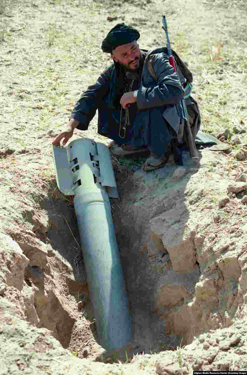 Mudžahedin pored neeksplodirane sovjetske rakete. Kada su AMRC arhiva predate KOngresnoj biblioteci u Sjedinjenim Državama, 2016. godine, primjećeno je da su popunile &ldquo;veliku prazninu&rdquo; u vizualnom bilježenju I prikazu posljednjeg rada Sovjetskog Saveza.