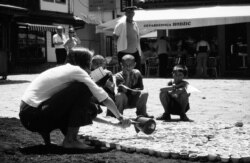 Nomadski spomenik 'Što te nema?' 11. jula 2008. godine u Sarajevu, Bosna i Hercegovina