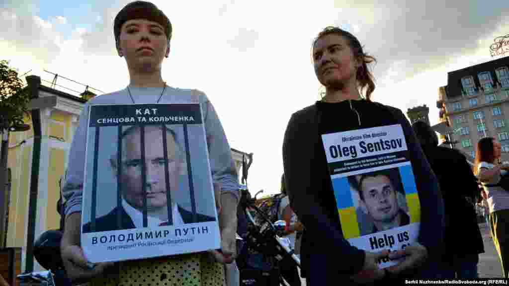 У Києві провели акцію до роковин суду над Олегом Сенцовим та Олександром Кольченком, 25 серпня 2016 року. Більше фотографій про цю акцію ТУТ