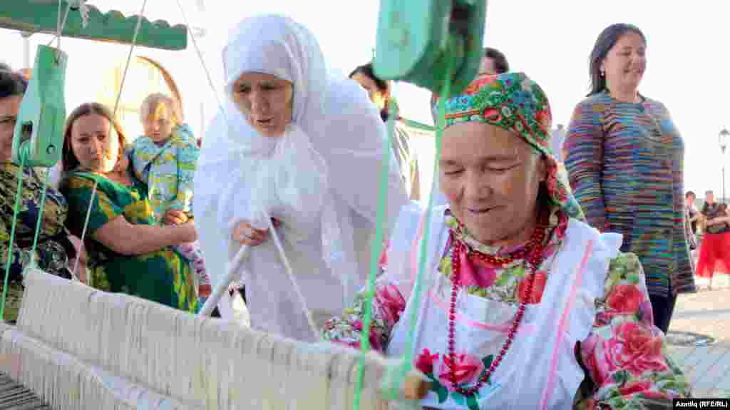Пермь өлкәсеннән Нәсимә апа борынгы туку станогында мастер-класс күрсәтте 