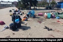 Плями крові біля сумок, валізок, дитячої коляски на платформі після ракетного удару російських військових по залізничному вокзалі в Краматорську, 8 квітня 2022 року