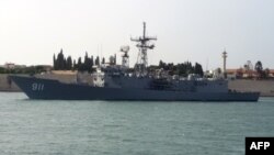 Египетский военный фрегат проходит по Суэцкому каналу. Март 2015 года