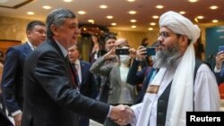 Российский спецпредставитель в Афганистане Замир Кабулов и член делегации "Талибана" в Москве