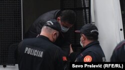 Privođenje bivšeg šefa Agencije za nacionalnu bezbjednost Dejana Peruničića u Podgorici 21. oktobra 2021. Peruničić je nakon saslušanja pušten da se brani sa slobode