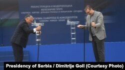 Sve čvršća ekonomska uvezanost između dve države, praćena je kritikama zbog ugrožavanja demokratskih vrednosti na obe strane. Viktor Orban, premijer Mađarske, i Aleksandar Vučić, predsednik Srbije, na otvaranju radova na rekonstrukciji pruge Subotica - Horgoš 18. oktobra 2021.