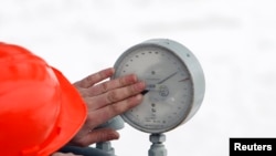 Tehničar ruske državne kompanije Gasprom provjerava pritisak na jednoj od izvoznih stanica. (Arhivska fotografija)