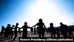 Deca iz Avganistana se igraju u američkoj vojnoj bazi na Kosovu Bondstil, 27. oktobar 2021.