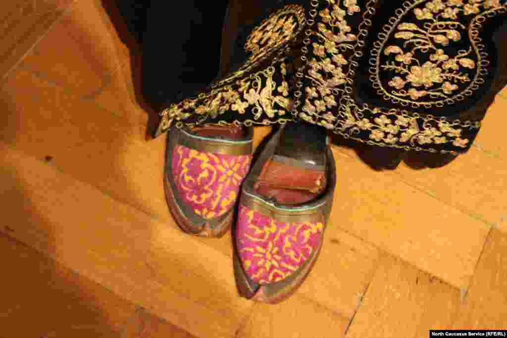 Почти все народы на Кавказе в XIX веке носили похожую обувь.