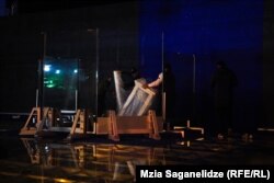 ფაფუკ, თეთრ ქაღალდში გაახვიეს ბიძინა ივანიშვილის ტრიბუნაც.