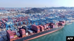 Dizalice istovaraju kontejnere s broda u luci u Qingdaou, istočna kineska pokrajina Shandong, 2. aprila 2025.