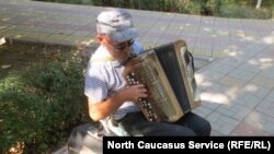 Паркалда аргъан хъвалев пенсионер, Махlачхъала, 15Сен2012