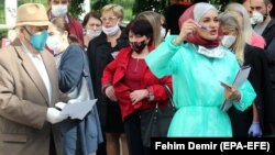 Medicinsko osoblje raspoređuje osobe koje su došle na testiranje, Sarajevo 8. juni 2020. 