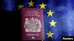 Britanski pasoš i zastava Evropske unije, ilustrativna fotografija
