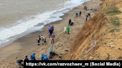 მოხალისეები მაზუთისგან ასუფთავებენ სევასტოპოლის პლაჟებს, 2025 წლის 7 იანვარი