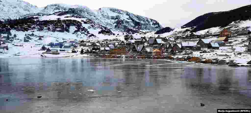 Prokoško jezero je obitavalište Raizerovog tritona, endemske vrste vodozemca. Eko udruženja godinama upozoravaju da je zagađivanje jezera ugrozilo njegov opstanak. Postoje sumnje i da je triton nestao iz jezera.