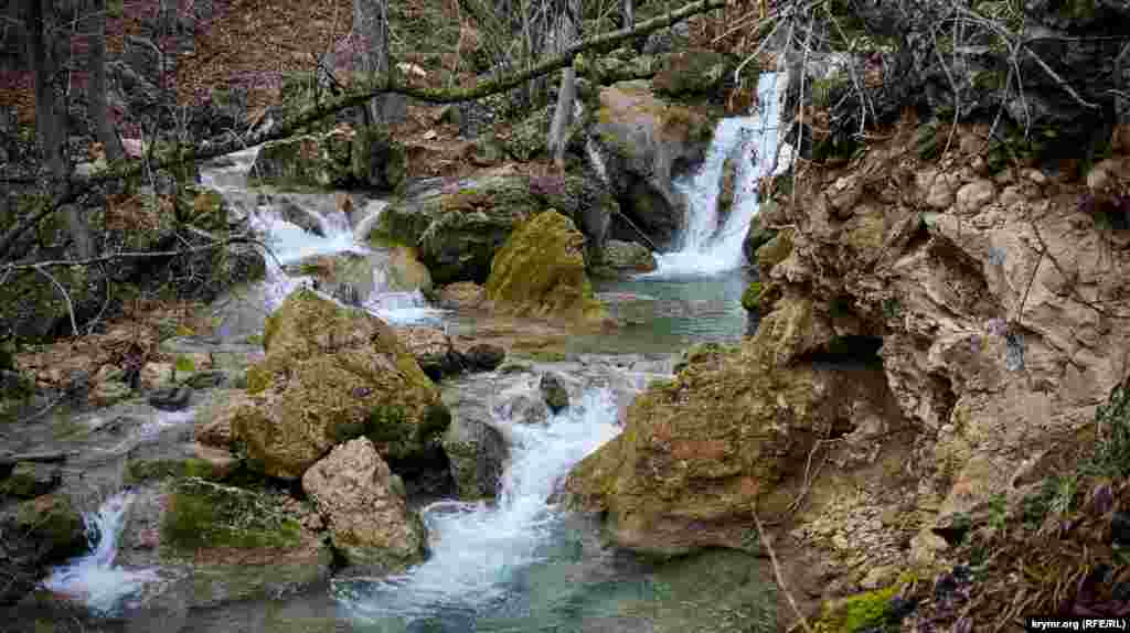 Речка Кизилкобинка, которую также знают как Кизил-Коба, Къызыл Къоба Озен, или река Краснопещерная 