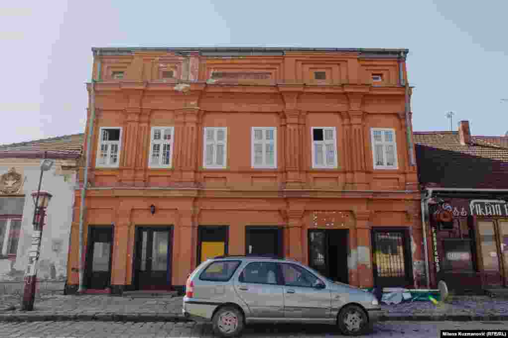 Spratno zdanje sazidano u vremenskom periodu od 1861. do 1874. godine. Vlasnik, trgovac Živko Tadić bio je član čuvenog kluba „Dvanaestorice“ koji ima posebno mesto u razvoju grada na Kolubari. Zidana je od tvrdog materijala kao i sve tešnjarske kuće koje su građene pod uticajem srednjoevropske arhitekture. Obrada ulične fasade je vrlo dekorativna i jedinstvena u Tešnjaru. Glavni motivi su pilastri sa kapitelima i horizontalnim vencima.