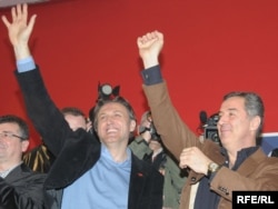 Lideri SDP-a i DPS-a Ranko Krivokapić i Milo Đukanović slave izbornu pobjedu, 2009. foto: Savo Prelević