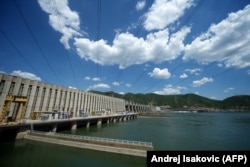 'Oni su smatrali da treba rešiti bazu nacionalnog pitanja sopstvenog naroda. Treba izgraditi Đerdap (na fotografiji), treba izgraditi Kemijski institut u Ljubljani i tako dalje beskonačno do "autarhizacije" (do stvaranja "potpune" materijalne baze svoje nacije) i stalno su vukli od Federacije pare na ovaj ili onaj način.'