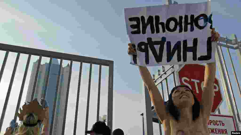 Акция движения Femen у офиса российской компании "Газпром" в Москве. Февраль 2012 года