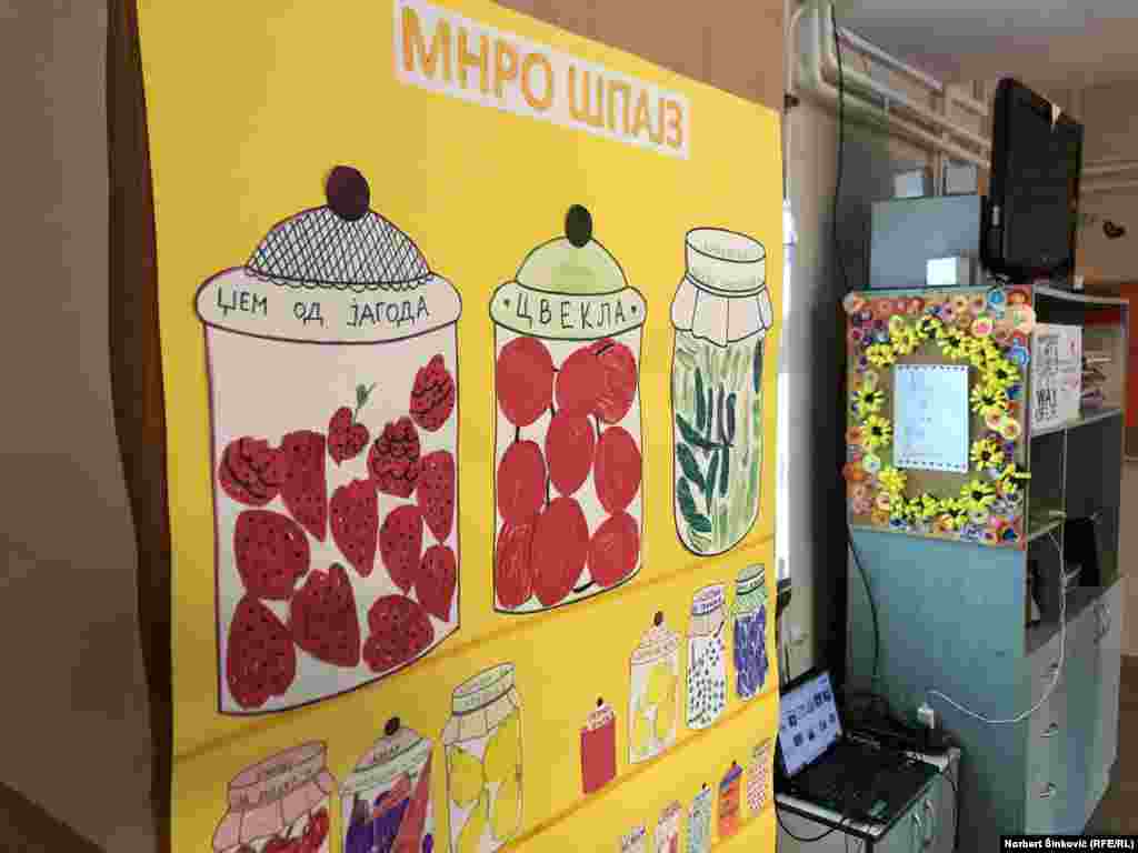 Među njima i Anđela Balać, studentkinja defektologije koja već dve godine dolazi u ovo udruženje. „Ono što nas je zadržalo jeste da je u ovom boravku uvek prijatna atmosfera, korisnici su stalno zainteresovani. Oni su dosta samostalni, i to je veliki plus, zato što dosta radimo sa njima, i videli smo da im je često dovoljno samo malo usmeravanja u radu“, objašnjava ona.  