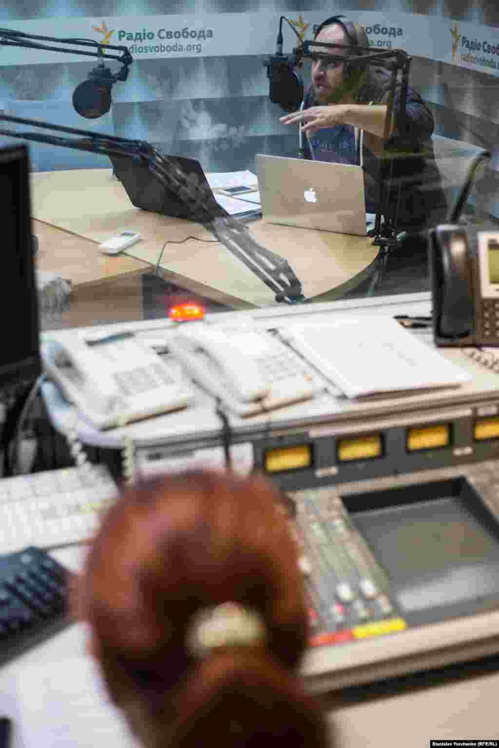 Радіопроект можна слухати в Криму на середніх хвилях на частоті 549 кГц і сайті «Крим.Реалії»