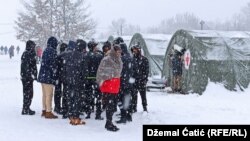 Migranti u prihvatnom centru "Lipa", udaljenom oko 30 kilometara od Bihaća, na sjeverozapadu Bosne i Hercegovine (25. januar)