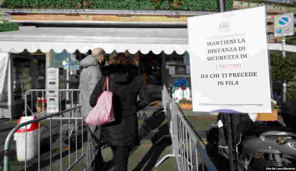U Napulju je situacija slična, te ljudi čekaju ispred prodavnica kako bi u grupama ušli u radnju. Na znaku upozorenja piše: Održavajte bezbednu razdaljinu od 1 metra od osobe ispred vas. 