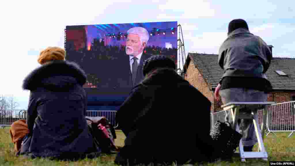 Centralna manifestacija održana je pod ogromnim šatorom postavljenim iznad kapije i željezničke pruge na mjestu nekadašnjeg logora. 