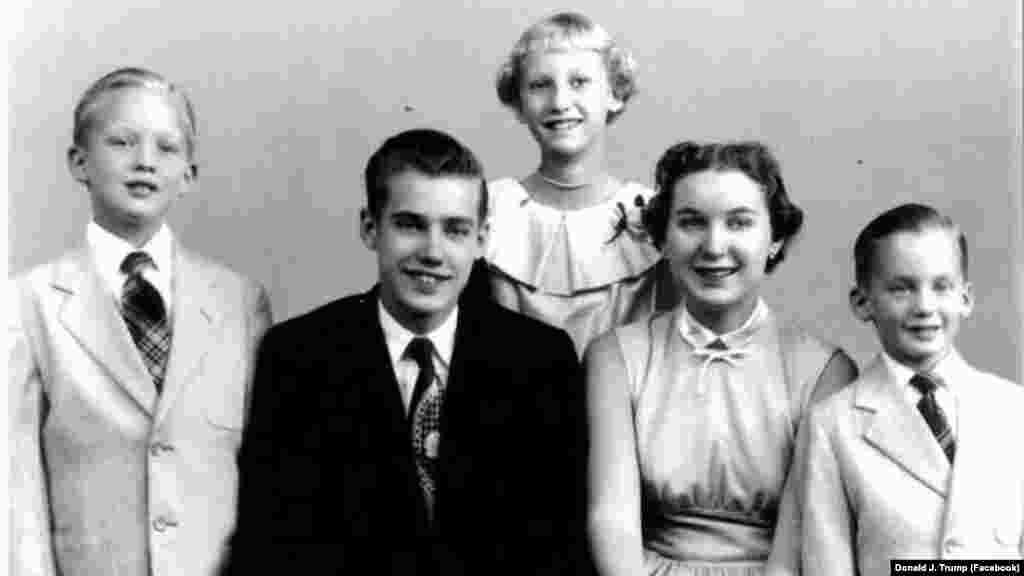 Трамп (слева) – четвертый из пяти детей в семье. Его отец, Тред Трамп, был успешным нью-йоркским застройщиком. Именно он предоставил сыну миллионы на поднятие собственного бизнеса.