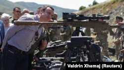 Kryeministri në detyrë i Kosovës, Albin Kurti, duke inspektuar pajisjet ushtarake, pasi Forca e Sigurisë së Kosovës (FSK) dhe trupa nga SHBA-ja dhe vendet e tjera aleate të NATO-s morën pjesë në një stërvitje ushtarake në Kosovë. Qershor, 2025.