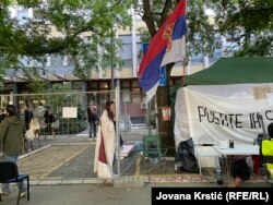 Ispred Osnovnog suda u Novom Sadu okupili su se studenti i građani kako bi pružili podršku studentkinji kojoj je polomljena vilica u napadu aktivista SNS, 28.maj 2025.