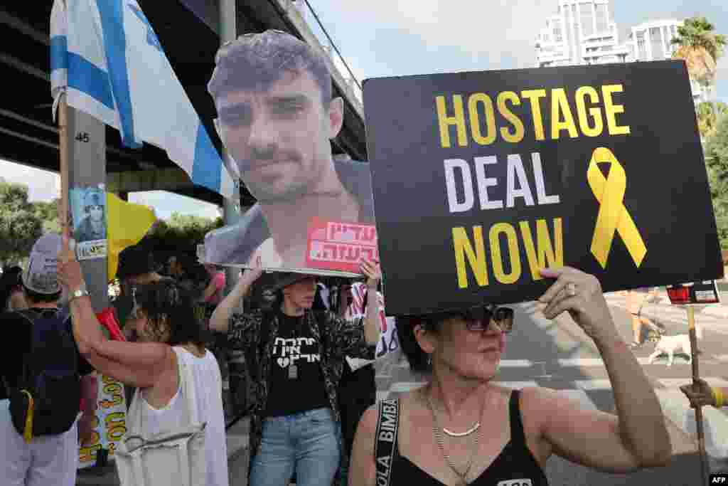 Demonstranti sa fotografijom talaca i porukom "Dogovor o taocima, odmah", u Tel Avivu 26. avgusta 2025.
