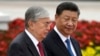 Kasim-Žomart Tokajev (lijevo) i Si Džinping se u Pekingu 2019. godine.