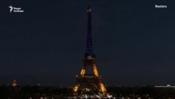 Эйфелева башня в цветах украинского флага Эйфелева башня в цветах украинского флага