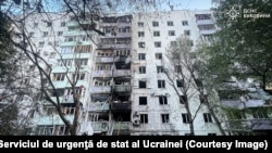 Stambena zgrada oštećena tokom ruskih napada dronovima i raketama, u Černivcima, Ukrajina, 12. jula 2025. 