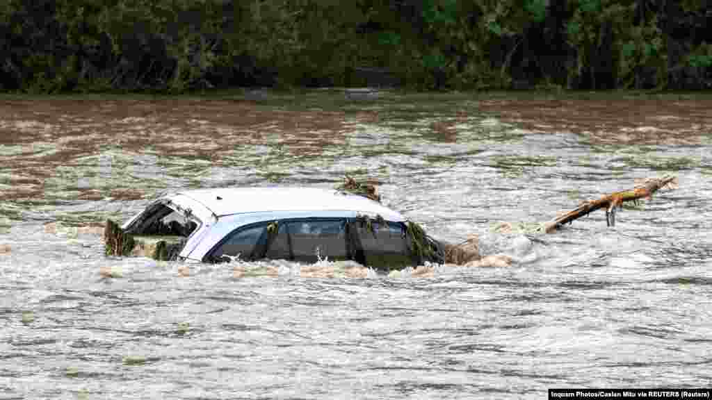A román hatóságok szerint huszonöt falu szenvedett károkat a heves esőzések és a szélviharok miatt, amelyek tetőket téptek le, fákat döntöttek ki